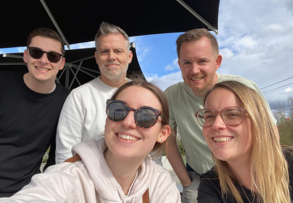 Groepsfoto tijdens het spel City Battle van een groep die plezier beleeft bij een activiteit van SpongyFun