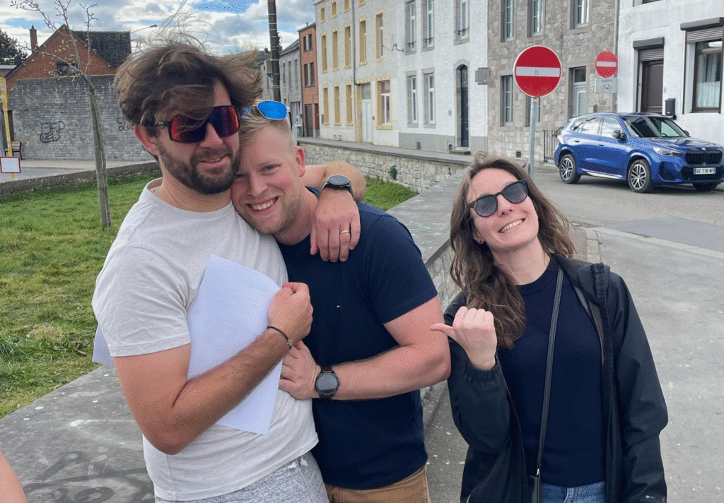 Groepsfoto tijdens het spel Drie Op Een Rij van een groep die plezier beleeft bij een activiteit van SpongyFun